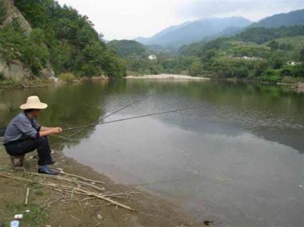 阴天中午钓鱼怎么样，下雨天中午钓鱼好钓吗！-图1