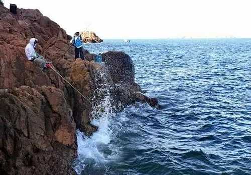 大风海上钓鱼怎么样，海钓大风大浪有没有鱼钓！-图2