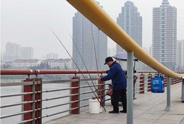 大桥闸口钓鱼怎么样，大桥上钓鱼违法吗-图1