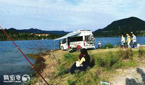 房车去钓鱼怎么样，野外房车钓鱼生活视频？-图1