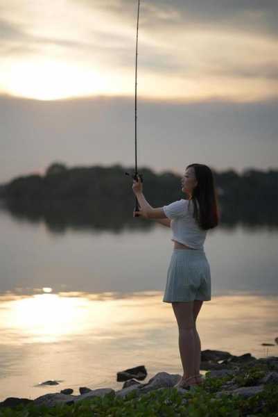 女生职业钓鱼怎么样，女生去钓鱼应该穿什么衣服！-图1