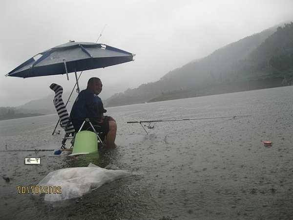 大雨中钓鱼怎么样，大雨中好钓鱼吗-图3